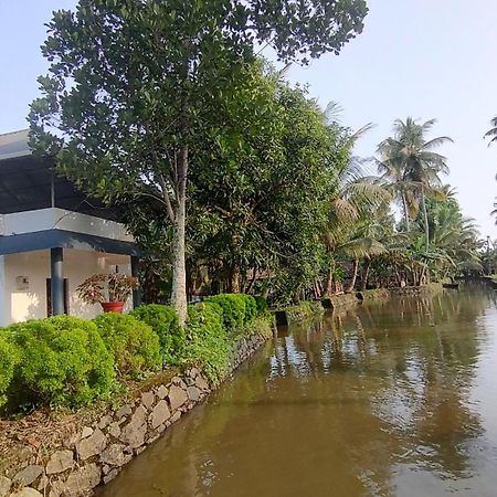 Valentine'S Rice Bowl Home Stay Alappuzha Extérieur photo